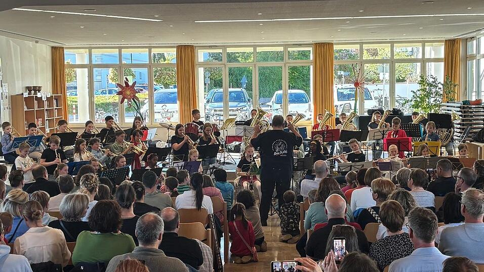 Bläserklasse und Jugendorchester der Musikschule spielten in der Aula der Grundschule. Bläserklasse und Jugendorchester der Musikschule spielten in der Aula der Grundschule.