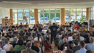 Bl&auml;serklasse und Jugendorchester der Musikschule spielten in der Aula der Grundschule.