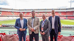 Werben für Nürnberg als Finals-Gastgeber: Bürgermeister Kriegelstein, Ministerpräsident Söder, Landessportbund-Chef Ammon und FCN-Vorstand Rossow (v.l.n.r.) Werben für Nürnberg als Finals-Gastgeber: Bürgermeister Kriegelstein, Ministerpräsident Söder, Landessportbund-Chef Ammon und FCN-Vorstand Rossow (v.l.n.r.)