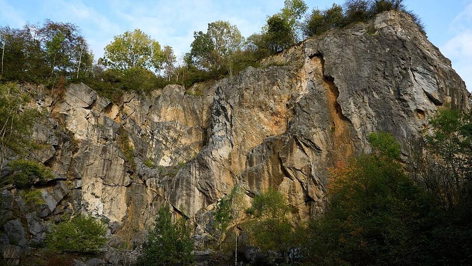 Unglück beim Bungee-Jumping - eine 21-Jährige starb in einem Steinbruch. Unglück beim Bungee-Jumping - eine 21-Jährige starb in einem Steinbruch.