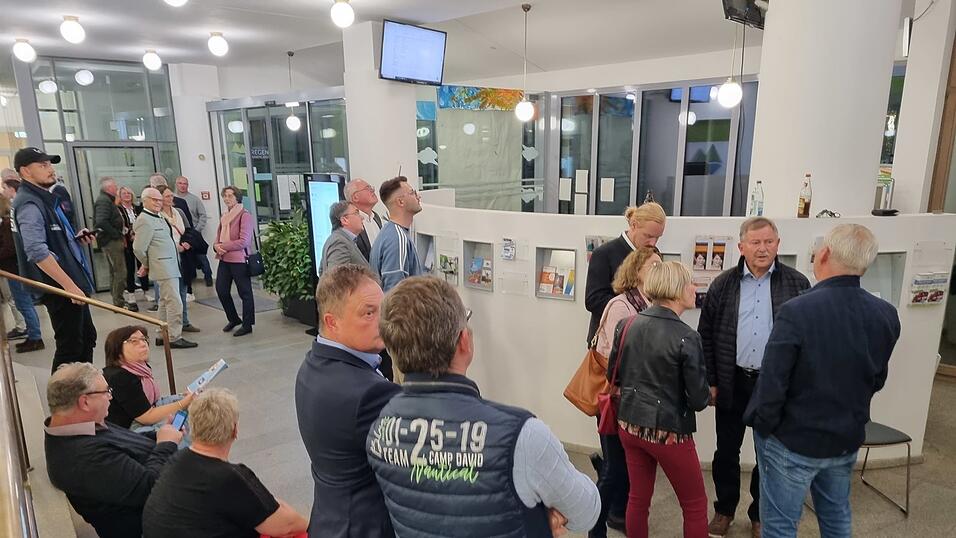 Interessiert verfolgten die Besucher die Ergebnisse im Landratsamt Regen.