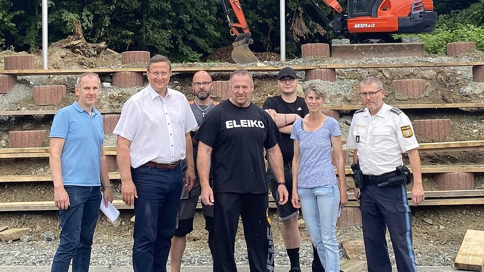 Noch sind die Bagger am Werk auf der H&ouml;llh&ouml;he, um das Gel&auml;nde f&uuml;r die Eisenhart-Challenge vorzubereiten. Anfang der Woche haben die Vertreter der Gemeinde Neukirchen b. Hl. Blut mit B&uuml;rgermeister Markus M&uuml;ller und Gesch&auml;ftsleiter Peter Staudacher, Polizeihauptkommissar Josef Weindl, Sascha Rummel und Florian Brandl vom Ortungs- und Sicherheitsdienst, Eva-Maria Pletl vom Hotel Waldschl&ouml;&szlig;l und Organisator und Athletik-Trainer Sepp Maurer nochmal letzte Details besprochen.