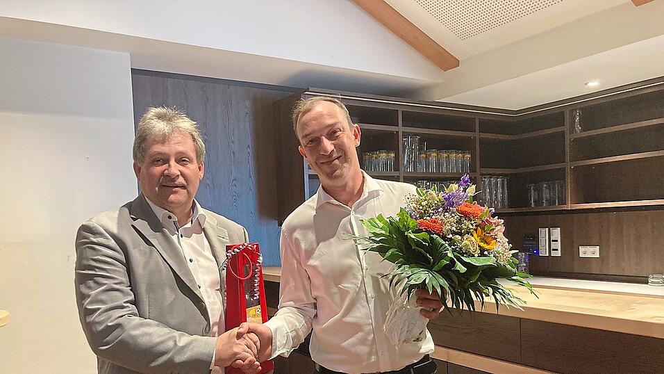 Hand drauf: Die Sportgastst&auml;tte hat bald wieder offen.