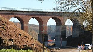 Die Eisenbahnbr&uuml;cke zwischen Gaunkofen und Ginglkofen wurde in den 1850er-Jahren gebaut und soll in diesem Jahr, ebenso wie die Br&uuml;cke zwischen Bruckbach und Pettenkofen, durch einen Neubau ersetzt werden.