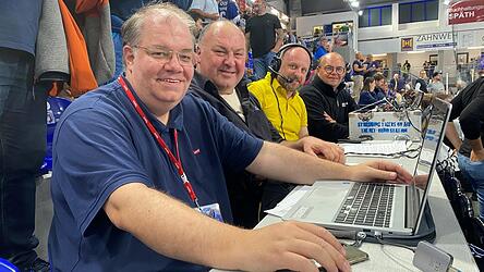 Das Team vom Fanradio „Tigers on Air“: Markus Altmann, Erhard Grundl, Tobias Welck und Markus Speiseder (v. l.) beim Spiel der Straubing Tigers gegen den EHC Red Bull München vergangenen Sonntag.