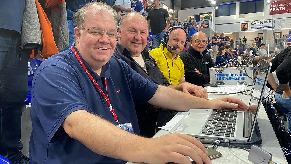Das Team vom Fanradio „Tigers on Air“: Markus Altmann, Erhard Grundl, Tobias Welck und Markus Speiseder (v. l.) beim Spiel der Straubing Tigers gegen den EHC Red Bull München vergangenen Sonntag.