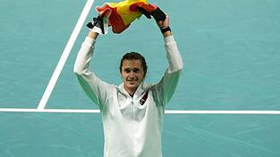 Zverev jubelte mit Deutschland-Fahne über den Viertelfinalsieg gegen Argentinien. Zverev jubelte mit Deutschland-Fahne über den Viertelfinalsieg gegen Argentinien.