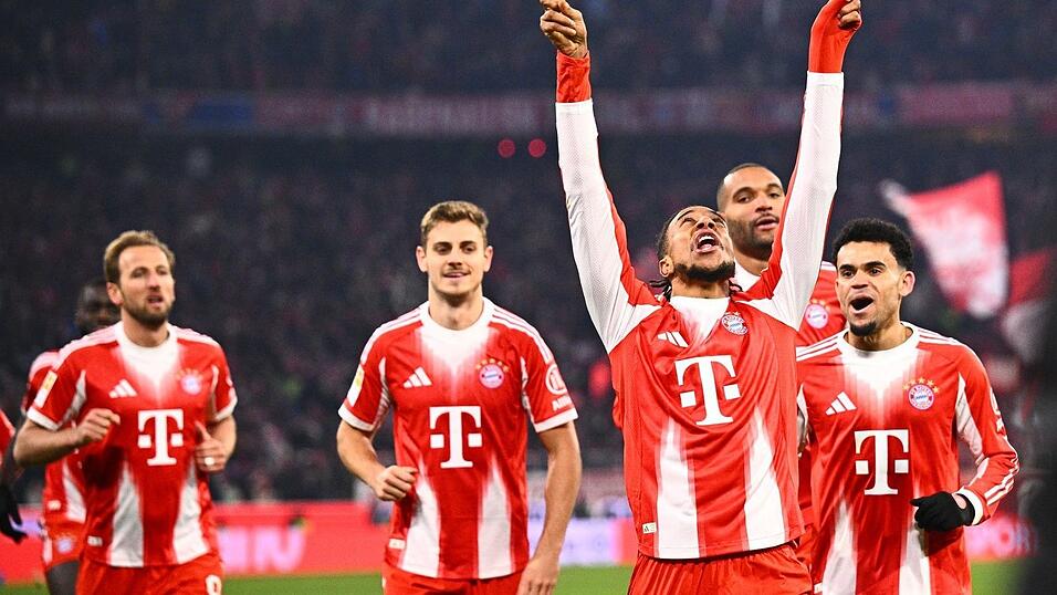 Michael Olise (3.v.r.) jubelt &uuml;ber sein Tor zum 3:1.