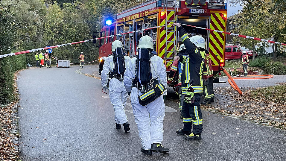 Die Langenpreisinger Feuerwehrleute machen sich in Chemikalienschutzanzügen auf den Weg zur Unglückstelle. Die Langenpreisinger Feuerwehrleute machen sich in Chemikalienschutzanzügen auf den Weg zur Unglückstelle.