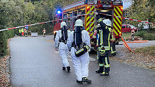 Die Langenpreisinger Feuerwehrleute machen sich in Chemikalienschutzanzügen auf den Weg zur Unglückstelle. Die Langenpreisinger Feuerwehrleute machen sich in Chemikalienschutzanzügen auf den Weg zur Unglückstelle.
