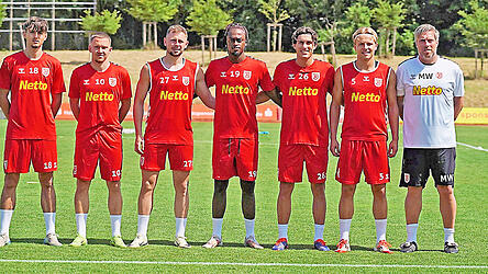 Der neue Trainer und die bislang sechs Neuzugänge standen beim Trainingsauftakt des Jahn im Fokus (von links): Dustin Forkel, Phil Beckhoff, Lucas Hermes, Davis Asante, Benedikt Bauer, Philipp Müller und Michael Wimmer.