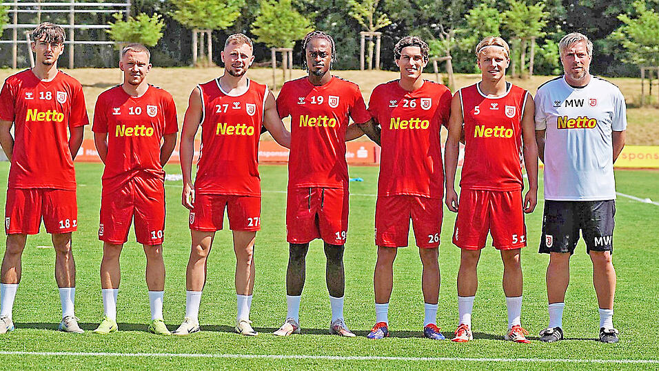 Der neue Trainer und die bislang sechs Neuzugänge standen beim Trainingsauftakt des Jahn im Fokus (von links): Dustin Forkel, Phil Beckhoff, Lucas Hermes, Davis Asante, Benedikt Bauer, Philipp Müller und Michael Wimmer. Der neue Trainer und die bislang sechs Neuzugänge standen beim Trainingsauftakt des Jahn im Fokus (von links): Dustin Forkel, Phil Beckhoff, Lucas Hermes, Davis Asante, Benedikt Bauer, Philipp Müller und Michael Wimmer.