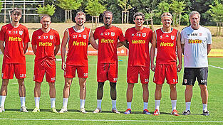 Der neue Trainer und die bislang sechs Neuzugänge standen beim Trainingsauftakt des Jahn im Fokus (von links): Dustin Forkel, Phil Beckhoff, Lucas Hermes, Davis Asante, Benedikt Bauer, Philipp Müller und Michael Wimmer.
