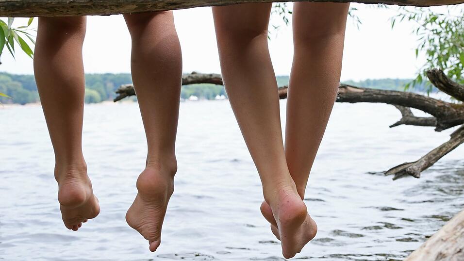 Zwei Kinder lassen an einem See die Beine Baumeln: Ob man mit den einstigen Schulfreundinnen wohl auch später noch Kontakt haben wird oder sie wiederfinden kann...? Zwei Kinder lassen an einem See die Beine Baumeln: Ob man mit den einstigen Schulfreundinnen wohl auch später noch Kontakt haben wird oder sie wiederfinden kann...?