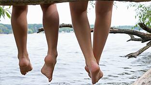 Zwei Kinder lassen an einem See die Beine Baumeln: Ob man mit den einstigen Schulfreundinnen wohl auch später noch Kontakt haben wird oder sie wiederfinden kann...? Zwei Kinder lassen an einem See die Beine Baumeln: Ob man mit den einstigen Schulfreundinnen wohl auch später noch Kontakt haben wird oder sie wiederfinden kann...?