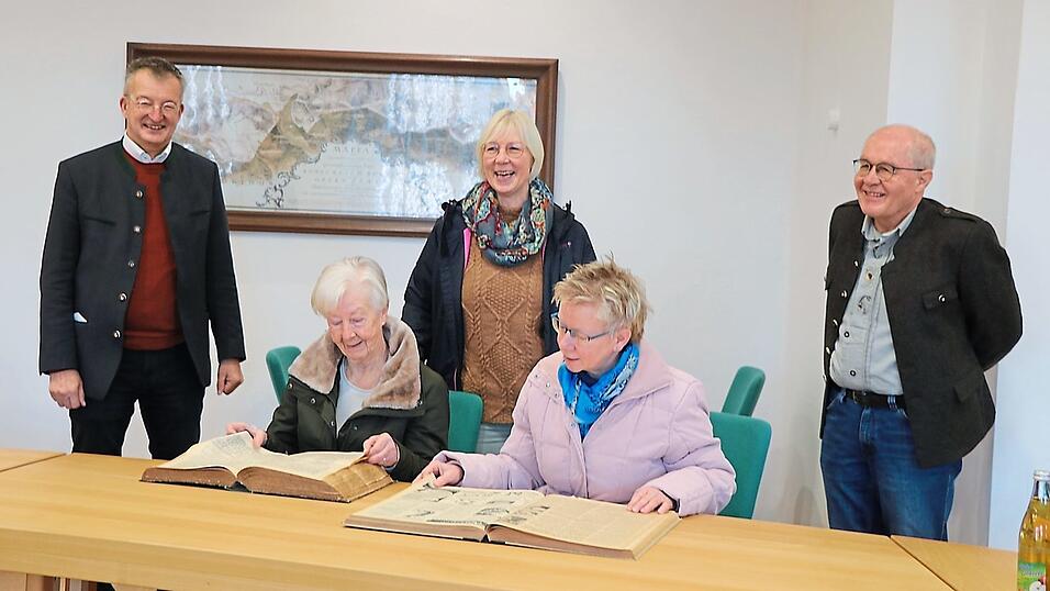 Beim Blättern in den historischen Zeitungsbänden werden bei Irmgard Fuß und ihren Töchtern Barbara Heimann und Susanne Fuß-Fischer viele Erinnerungen wach.