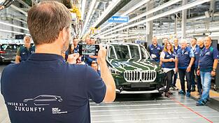 Die neue Modellgeneration des BMW X1 gibt es erstmals mit drei Antriebsvarianten: Verbrenner, Plugin-Hybrid und vollelektrische Variante. Die neue Modellgeneration des BMW X1 gibt es erstmals mit drei Antriebsvarianten: Verbrenner, Plugin-Hybrid und vollelektrische Variante.