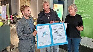 Leader-Koordinatorin Agnes Stiglmaier (AELF Ingolstadt-Pfaffenhofen) und Hans Huss (LAG Mittlere Isarregion) überreichen Kim Ludwig-Petsch (Curiocity gGmbH) die Leader-Förderzusage zur Machbarkeits- und Pilotphase Science Center Isarregion. Leader-Koordinatorin Agnes Stiglmaier (AELF Ingolstadt-Pfaffenhofen) und Hans Huss (LAG Mittlere Isarregion) überreichen Kim Ludwig-Petsch (Curiocity gGmbH) die Leader-Förderzusage zur Machbarkeits- und Pilotphase Science Center Isarregion.