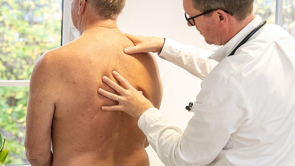 Bei häufig auftretenden Rückenschmerzen ist es empfehlenswert, einen Arzt aufzusuchen. Bei häufig auftretenden Rückenschmerzen ist es empfehlenswert, einen Arzt aufzusuchen.