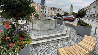 Die neuen Sitzgelegenheiten am Luitpoldplatz sollen den Bürgern und Besuchern ein konsumfreies Verweilen ermöglichen. Die ebenfalls kürzlich angeschafften Pflanztröge können beliebig versetzt werden.