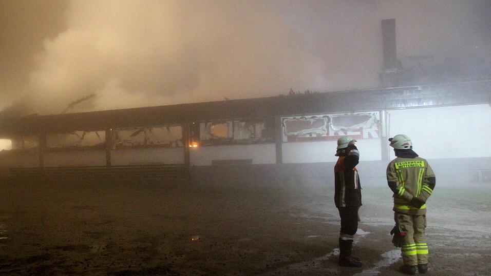 Die Kultdisko Penker in Ascha ist am frühen Mittwochmorgen in Flammen aufgegangen. Die Kultdisko Penker in Ascha ist am frühen Mittwochmorgen in Flammen aufgegangen.