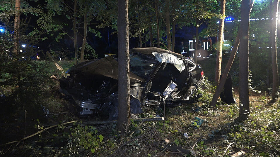Schrecklicher Unfall in der Nacht auf Mittwoch in einem Waldst&uuml;ck bei Heinsacker (Kreis Regensburg). Die beiden Autowracks wurden von den Einsatzkr&auml;ften im Unterholz gefunden.