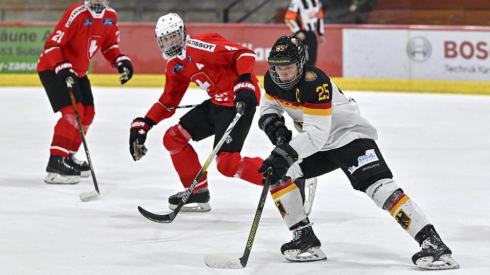 Tobias Schwarz (rechts) machte bisher 42 Spiele f&uuml;r die Junioren-Nationalmannschaften des DEB.