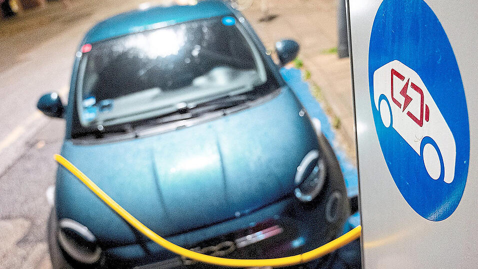 Für die Akzeptanz der Elektromobilität mitentscheidend ist, wie viele E-Autos sich in der Kommune theoretisch eine öffentliche Ladesäule teilen müssen. Für die Akzeptanz der Elektromobilität mitentscheidend ist, wie viele E-Autos sich in der Kommune theoretisch eine öffentliche Ladesäule teilen müssen.