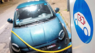 Für die Akzeptanz der Elektromobilität mitentscheidend ist, wie viele E-Autos sich in der Kommune theoretisch eine öffentliche Ladesäule teilen müssen.