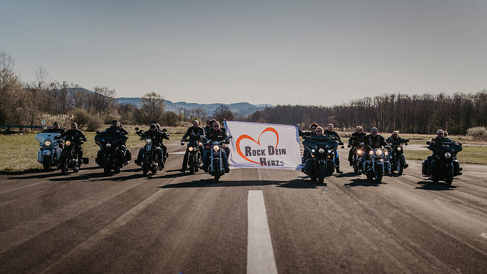 Der Reinerlös des Motorrad-Charity-Kalenders von „Rock dein Herz“ geht an die Aktion Knochenmarkspende.