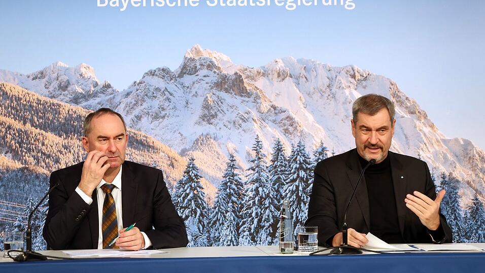 Die CSU von Ministerpr&auml;sident Markus S&ouml;der (rechts) und die Freien W&auml;hler von Hubert Aiwanger setzen nicht nur im Wahlkampf auf die Abgrenzung Bayerns von Berlin und Br&uuml;ssel. Damit wollen sie laut einer neuen Studie W&auml;hler an sich binden. (Archivbild)