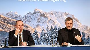 Die CSU von Ministerpr&auml;sident Markus S&ouml;der (rechts) und die Freien W&auml;hler von Hubert Aiwanger setzen nicht nur im Wahlkampf auf die Abgrenzung Bayerns von Berlin und Br&uuml;ssel. Damit wollen sie laut einer neuen Studie W&auml;hler an sich binden. (Archivbild)