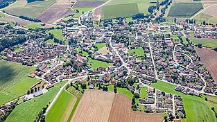 Obers&uuml;&szlig;bach von oben: B&uuml;rgermeister Michael Ostermayr m&ouml;chte das Dorfzentrum erneuern und bezahlbaren Wohnraum schaffen.