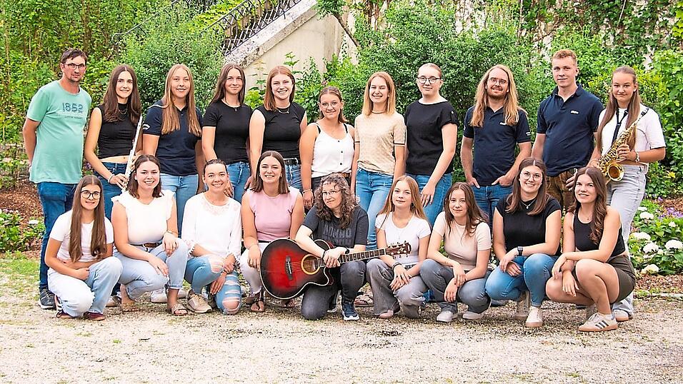 Der diesjährige Burgfestchor übt bereits fleißig. Der diesjährige Burgfestchor übt bereits fleißig.
