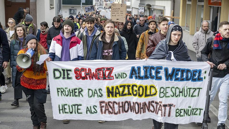 In der Schweiz hat sich am Wohnort von Alice Weidel Protest formiert.