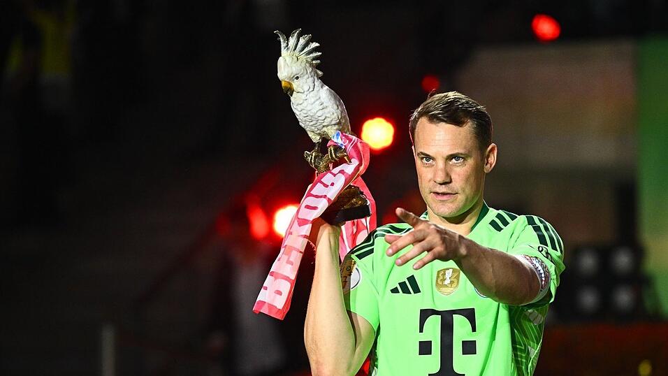 Manuel Neuer tr&auml;gt nach dem Pokalsieg die Kakadu-Troph&auml;e des FC Bayern.