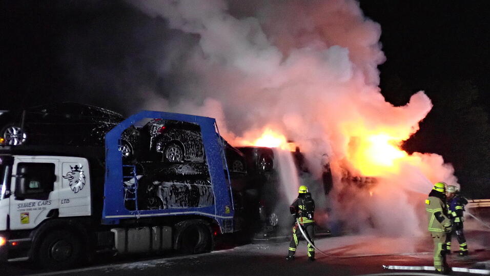 Auf der A3 zwischen den Anschlussstellen Regensburg-Ost und Neutraubling brannte am Montagmorgen ein Autotransporter. Auf der A3 zwischen den Anschlussstellen Regensburg-Ost und Neutraubling brannte am Montagmorgen ein Autotransporter.