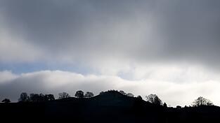 Für mehrere Tage rechnet der Deutsche Wetterdienst mit Wolken und Regen. (Archivbild)