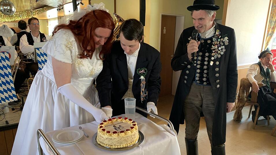 Gemeinsam schneiden sie die Hochzeitstorte an.