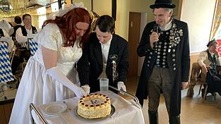 Gemeinsam schneiden sie die Hochzeitstorte an.