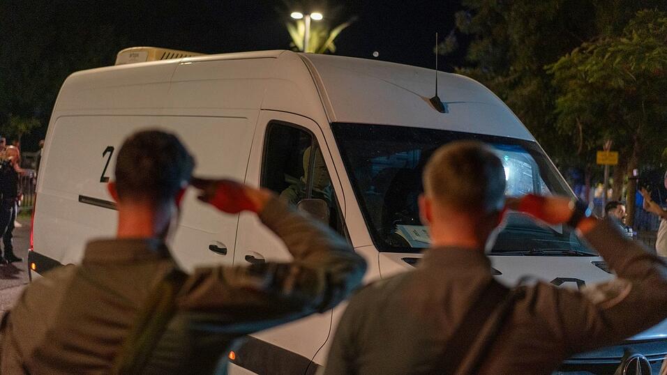 Bisher übergab die Hamas nur vier Särge. Laut Vereinbarung soll sie jedoch alle 28 toten Geiseln zurückgeben. (Archivbild) Bisher übergab die Hamas nur vier Särge. Laut Vereinbarung soll sie jedoch alle 28 toten Geiseln zurückgeben. (Archivbild)