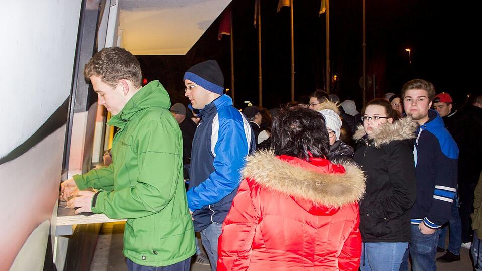 Die ersten Fans haben sich noch am Sonntagabend ihr Playoff-Ticket gesichert. Die ersten Fans haben sich noch am Sonntagabend ihr Playoff-Ticket gesichert.