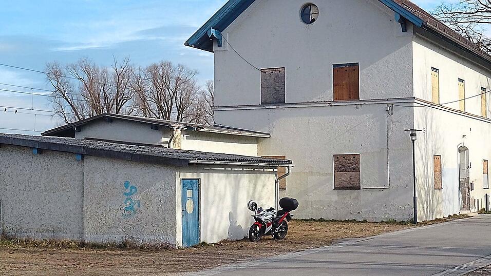 Der alte Bahnhof in Langenbach befindet sich in einem Dornr&ouml;schenschlaf. Die Architektenleistungen f&uuml;r einen Umbau sollen ausgeschrieben werden, damit hier ein Caf&eacute; samt B&auml;ckerei untergebracht werden kann.