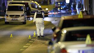 Beamte der Spurensicherung stehen am Tatort in der Innenstadt von Bielefeld.