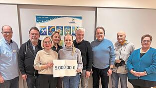 Vereinsvorsitzende Anneliese Huber (vorn, links), Hanna Franz von der Mediengruppe Attenkofer (vorne, rechts) sowie die Mitglieder des F&ouml;rdervereins des Kinderkrankenhauses St. Marien.