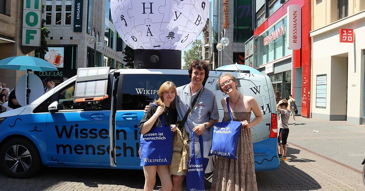 Wikipedia bus stops at Regensburg's Neupfarrplatz
