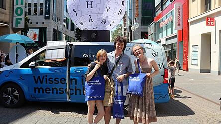 Wie hier in Köln, soll der Bus auch in Regensburg Wikipedia-Interessierte anlocken. Wie hier in Köln, soll der Bus auch in Regensburg Wikipedia-Interessierte anlocken.