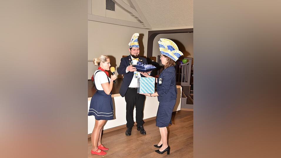 Die Narrentisch-Präsidenten Sandra Aumüller und Lukas Blasini geben die leere Stadtkasse und den Rathausschlüssel wieder an Bürgermeisterin Andrea Probst zurück. Die Narrentisch-Präsidenten Sandra Aumüller und Lukas Blasini geben die leere Stadtkasse und den Rathausschlüssel wieder an Bürgermeisterin Andrea Probst zurück.