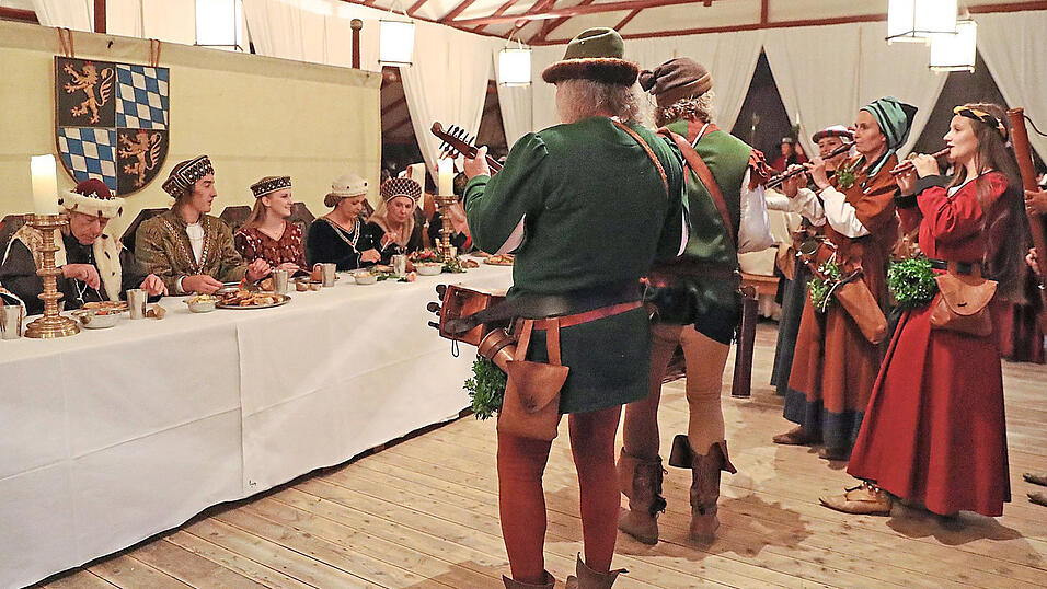 Beim neu gestalteten Festessen gibt es sowohl für Braut und Bräutigam mit ihren hohen Gästen als auch für die Besucher des Zehrplatzes viel zu sehen und zu hören. Beim neu gestalteten Festessen gibt es sowohl für Braut und Bräutigam mit ihren hohen Gästen als auch für die Besucher des Zehrplatzes viel zu sehen und zu hören.