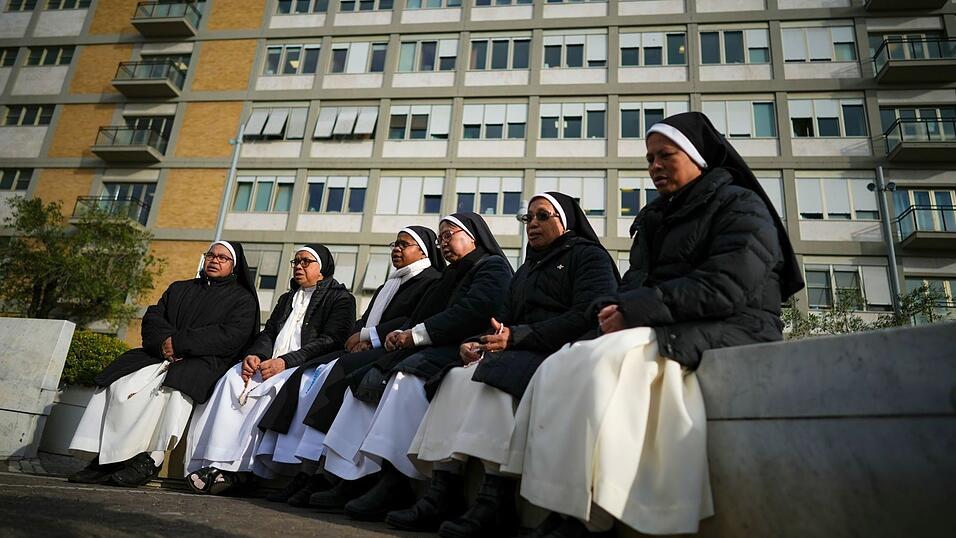 Im Gemelli-Krankenhaus von Rom, wo Nonnen beten, geht es Papst Franziskus nach Angaben des Vatikans etwas besser.